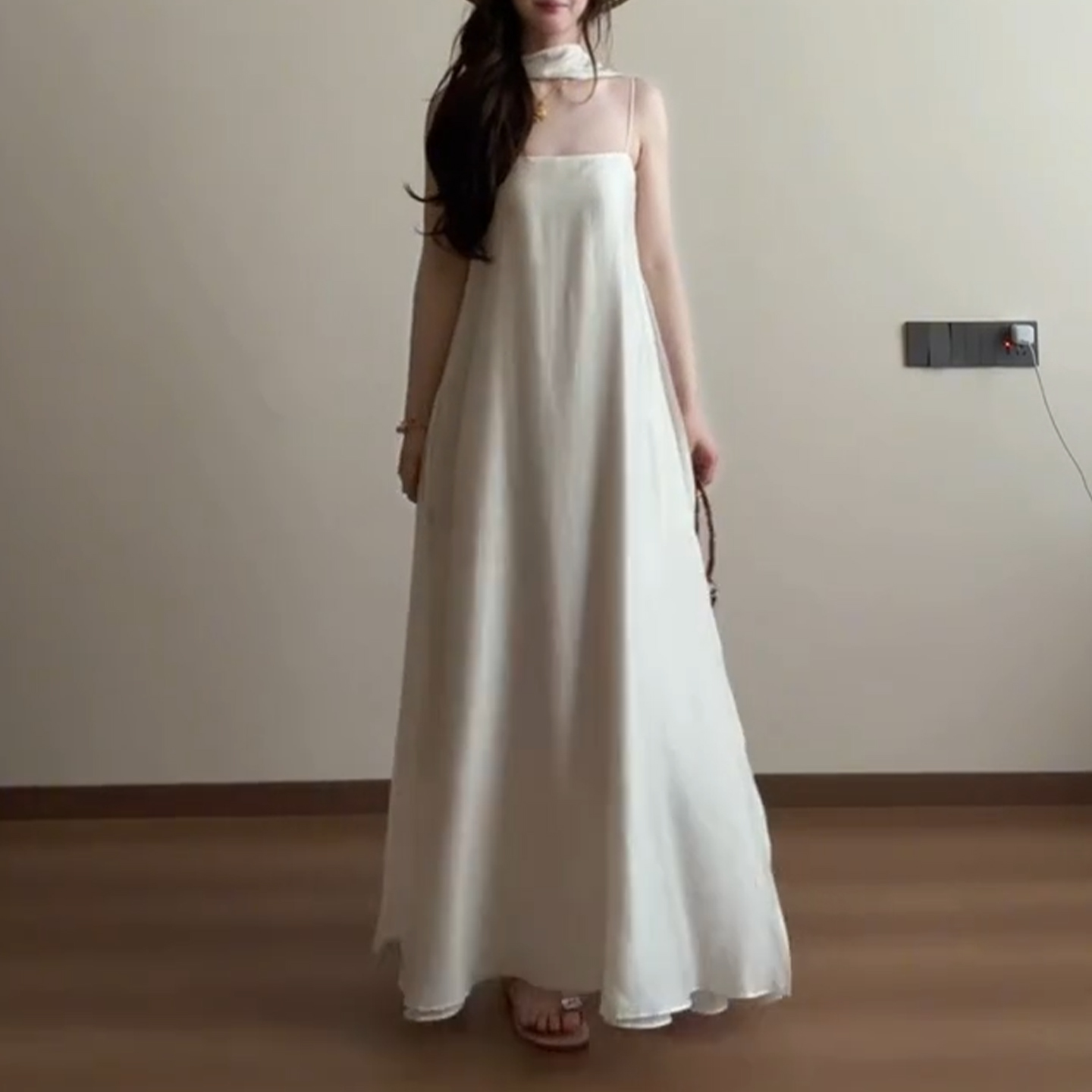 Vintage Fashion Tiktok - فستان ماكسي أبيض جديد بحمالات رفيعة